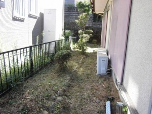 大津市のお客様より、家の周りの草刈りと庭木の剪定のご依頼をいただきました。