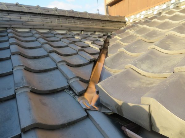 屋根の谷部の水切り銅板の交換をさせていただきました。