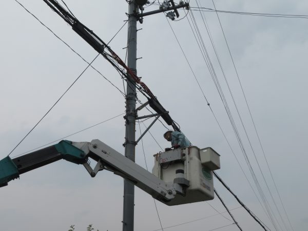 架空電線の撤去をさせていただきました。