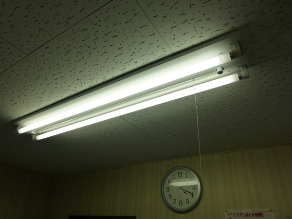 弊社事務所の蛍光灯をLED照明に交換しました。