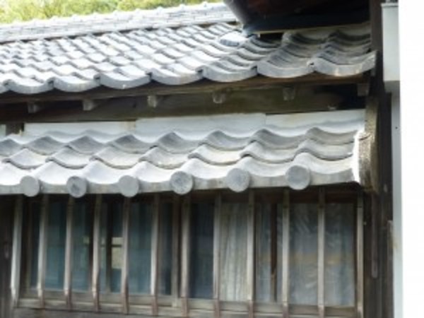 大津市のお客様より、塀の屋根瓦の修理のご依頼をいただきました。